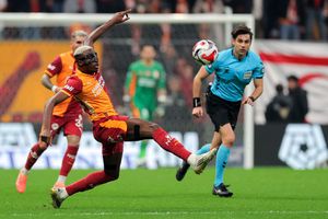 Liga Campionilor continuă cu 9 partide » Istvan Kovacs arbitrează la Istanbul, Man și Dragomir au turnir în Anglia