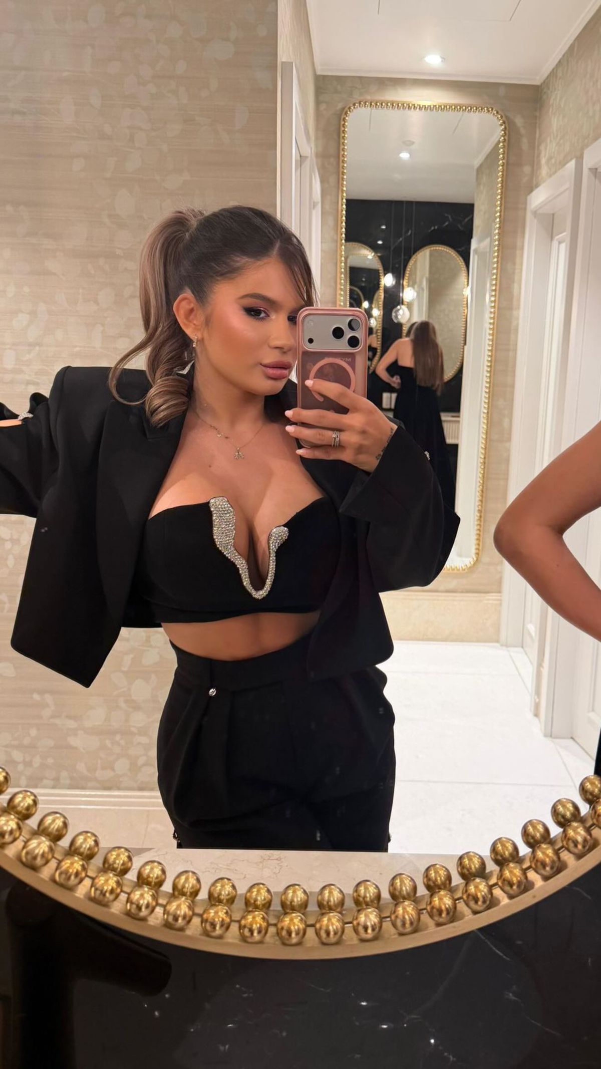 „Love my girls” » A furat toate privirile la petrecerea de logodnă a lui Radu Drăgușin, la Athenee Palace