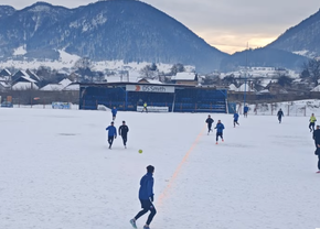 Imagini tari din România: amicalul de pe stadionul „Celuloza” s-a jucat într-un decor inedit