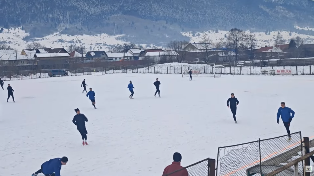 Meci într-un decor pitoresc în România » Gazon acoperit de zăpadă, minge verde și munți de jur-împrejur