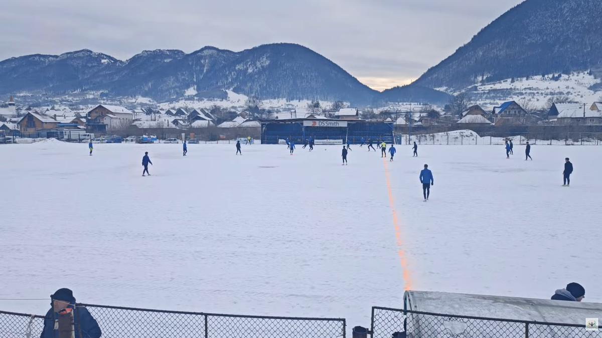 Meci într-un decor pitoresc în România » Gazon acoperit de zăpadă, minge verde și munți de jur-împrejur