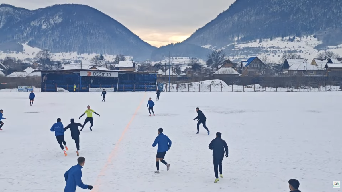 Meci într-un decor pitoresc în România » Gazon acoperit de zăpadă, minge verde și munți de jur-împrejur