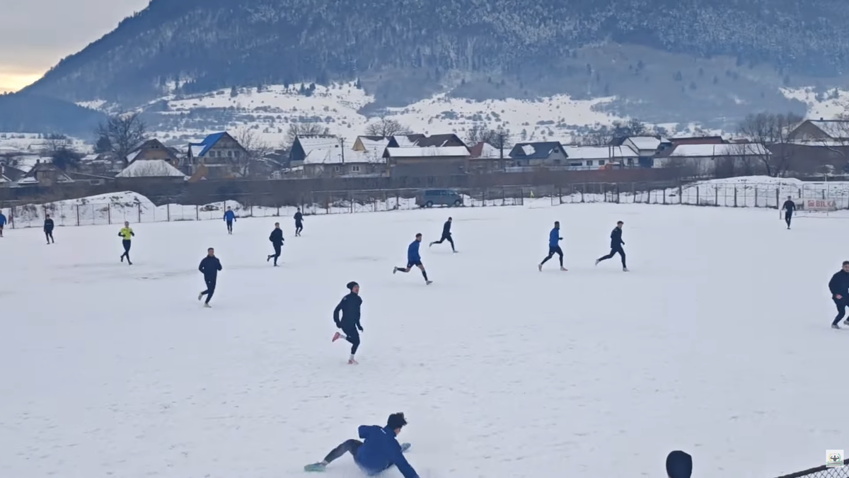 Meci într-un decor pitoresc în România » Gazon acoperit de zăpadă, minge verde și munți de jur-împrejur