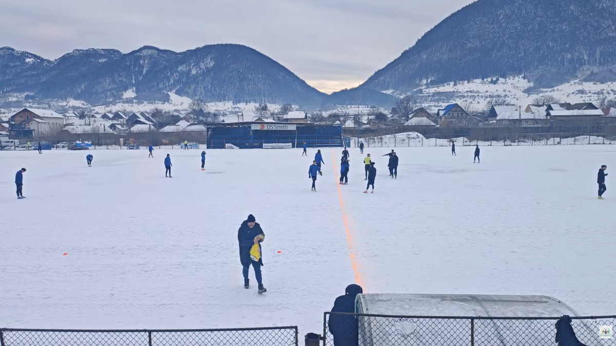 Meci într-un decor pitoresc în România » Gazon acoperit de zăpadă, minge verde și munți de jur-împrejur