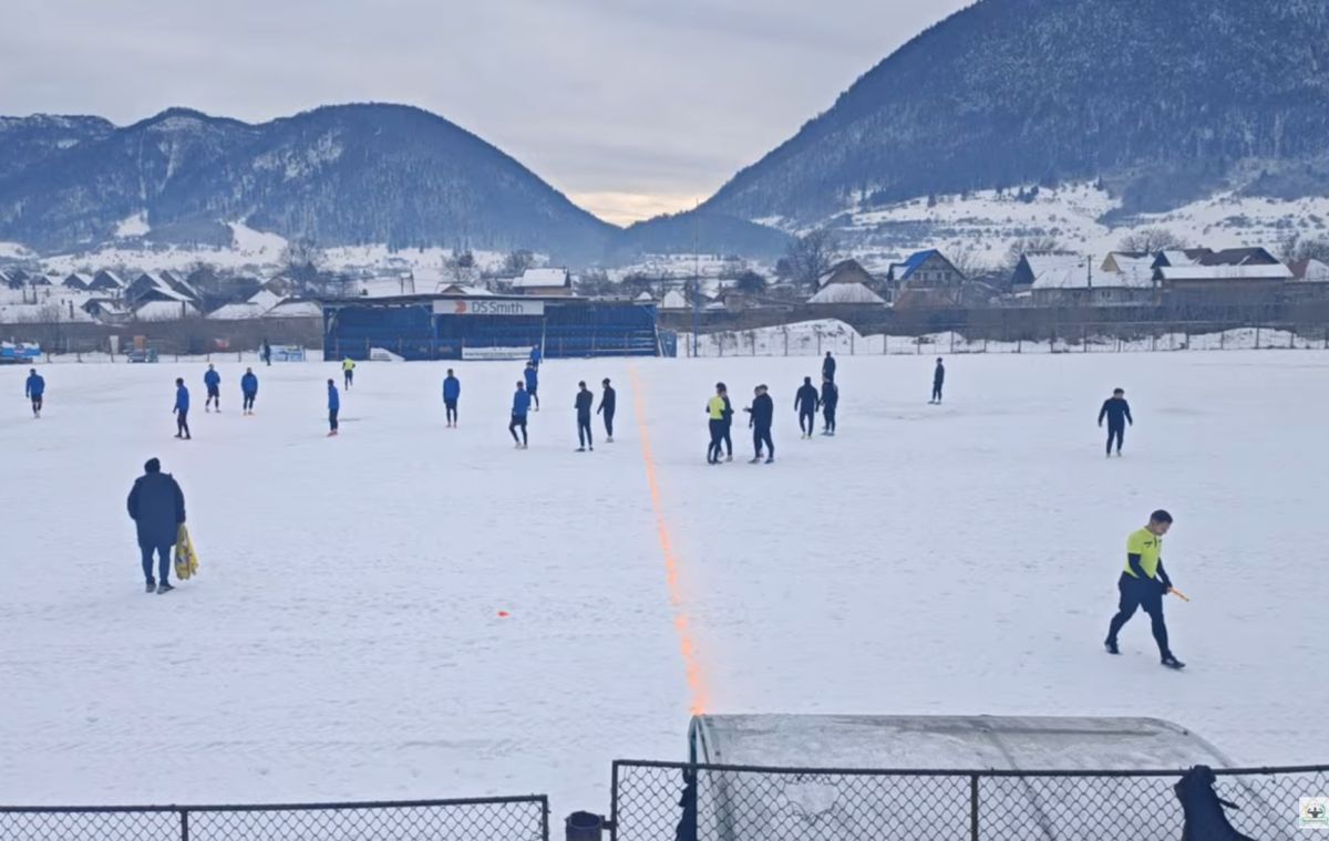 Meci într-un decor pitoresc în România » Gazon acoperit de zăpadă, minge verde și munți de jur-împrejur