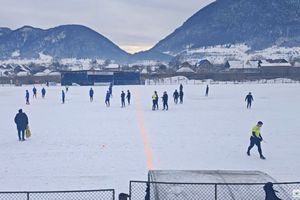 Meci într-un decor pitoresc în România » Gazon acoperit de zăpadă, minge verde și munți de jur-împrejur