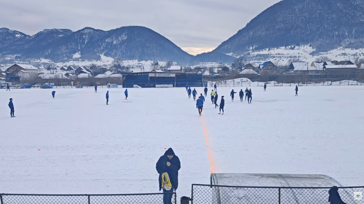 Meci într-un decor pitoresc în România » Gazon acoperit de zăpadă, minge verde și munți de jur-împrejur