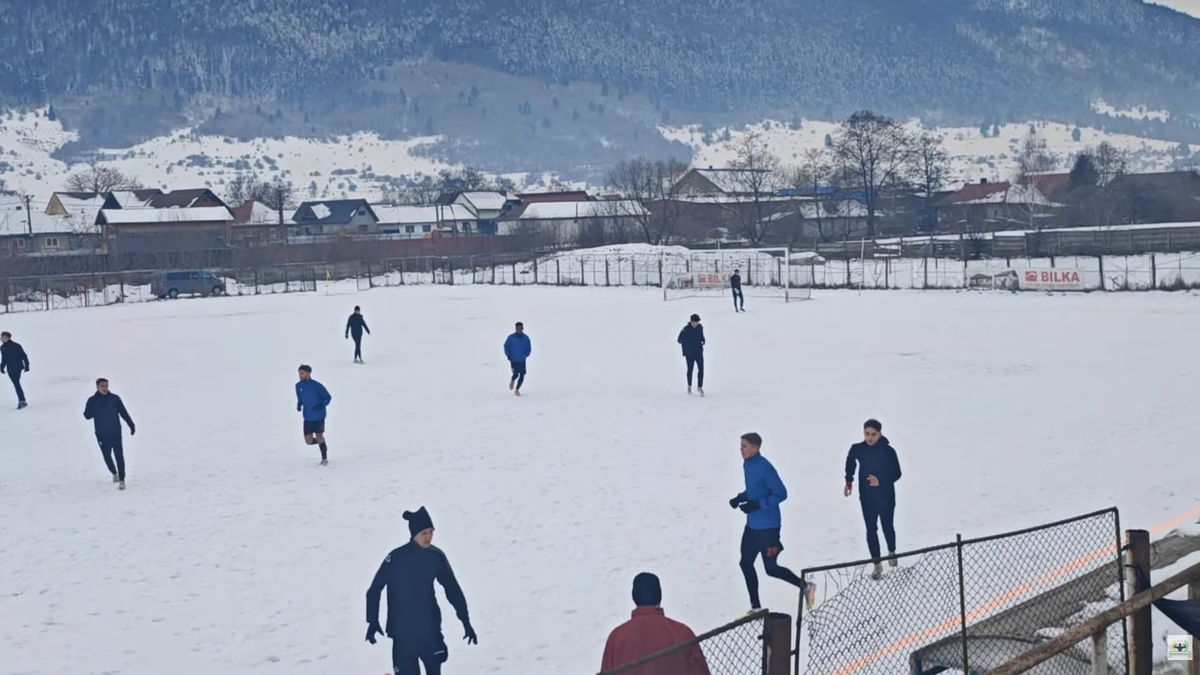 Meci într-un decor pitoresc în România » Gazon acoperit de zăpadă, minge verde și munți de jur-împrejur
