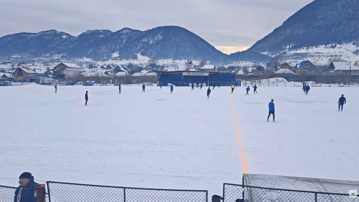 Meci într-un decor pitoresc în România » Gazon acoperit de zăpadă, minge verde și munți de jur-împrejur