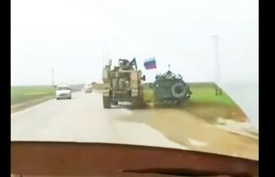 VIDEO Incident șocant în Siria: un vehicul blindat american scoate de pe șosea un blindat rusesc!