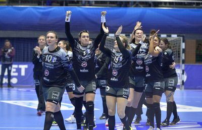 CSM BUCUREȘTI - FERENCVAROS 27-24 // Cristina Neagu vrea să aducă Liga Campionilor în România: „Mă bucur că am rămas, putem ajunge departe împreună”