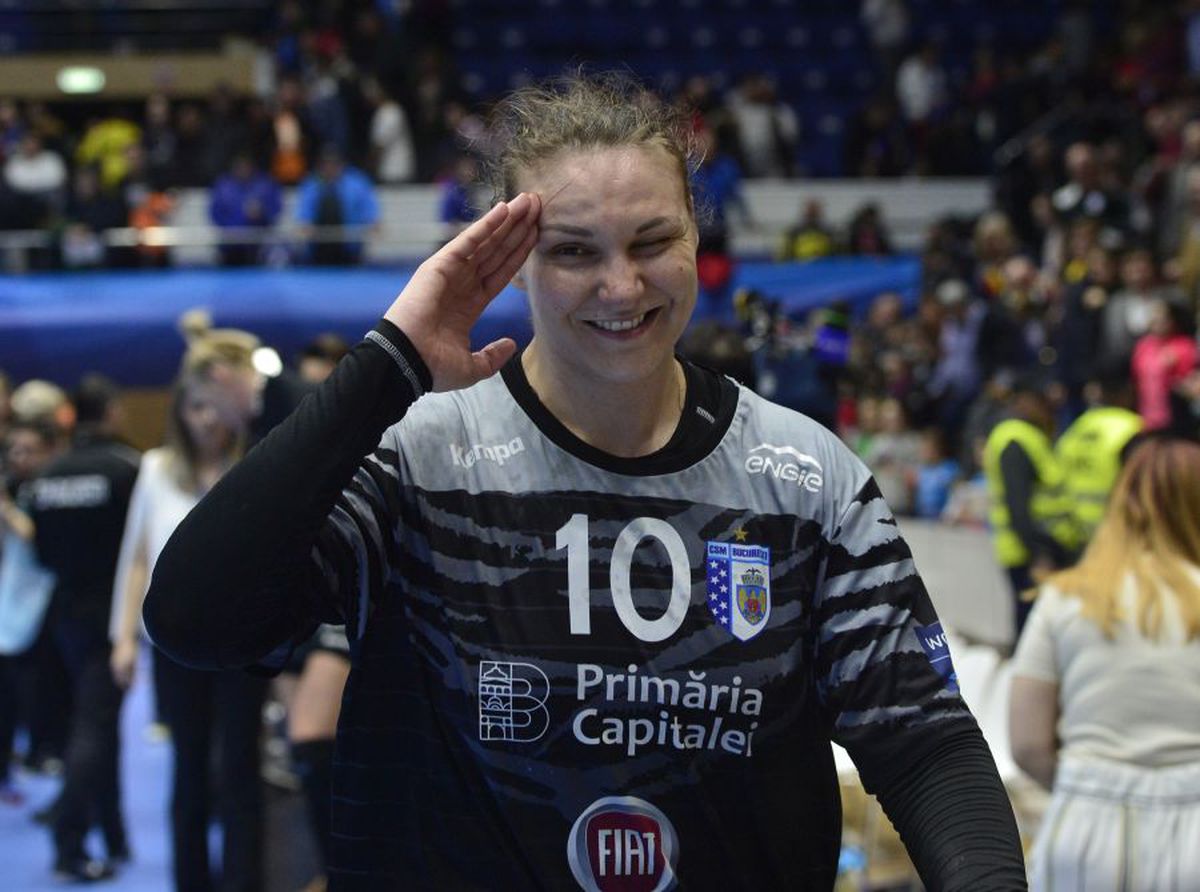 CSM BUCUREȘTI - FERENCVAROS 27-24 // Cristina Neagu vrea să aducă Liga Campionilor în România: „Mă bucur că am rămas, putem ajunge departe împreună”