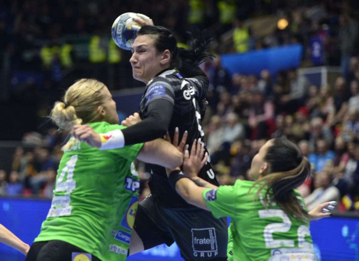 CSM BUCUREȘTI - FERENCVAROS 27-24 // Cristina Neagu vrea să aducă Liga Campionilor în România: „Mă bucur că am rămas, putem ajunge departe împreună”