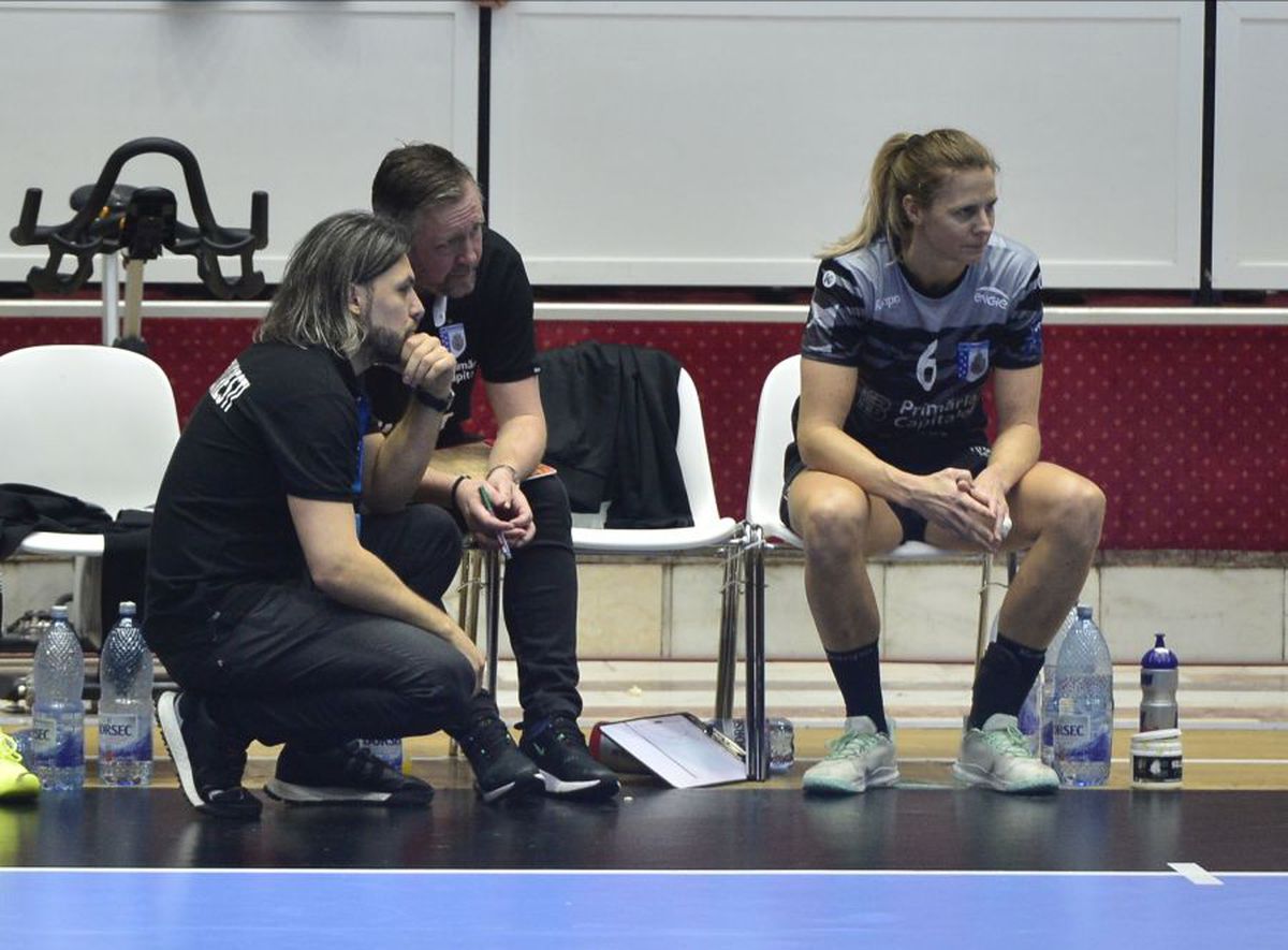 CSM BUCUREȘTI - FERENCVAROS 27-24 // Cristina Neagu vrea să aducă Liga Campionilor în România: „Mă bucur că am rămas, putem ajunge departe împreună”