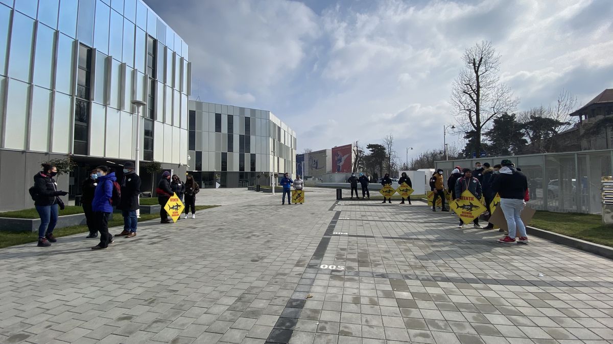 FOTO EXCLUSIV Un nou protest la stadionul „Arcul de Triumf”! Fanii rugby-ului îi atacă pe Novak și Stroe