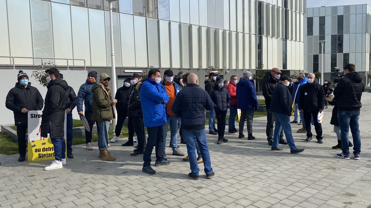 FOTO EXCLUSIV Un nou protest la stadionul „Arcul de Triumf”! Fanii rugby-ului îi atacă pe Novak și Stroe