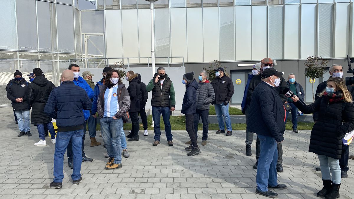 FOTO EXCLUSIV Un nou protest la stadionul „Arcul de Triumf”! Fanii rugby-ului îi atacă pe Novak și Stroe