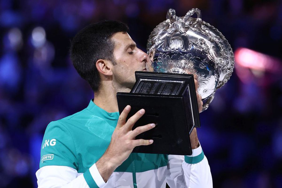 Novak Djokovic SUPREM. L-a învins clar pe Daniil Medvedev în finala Australian Open și are 18 titluri de Grand Slam!