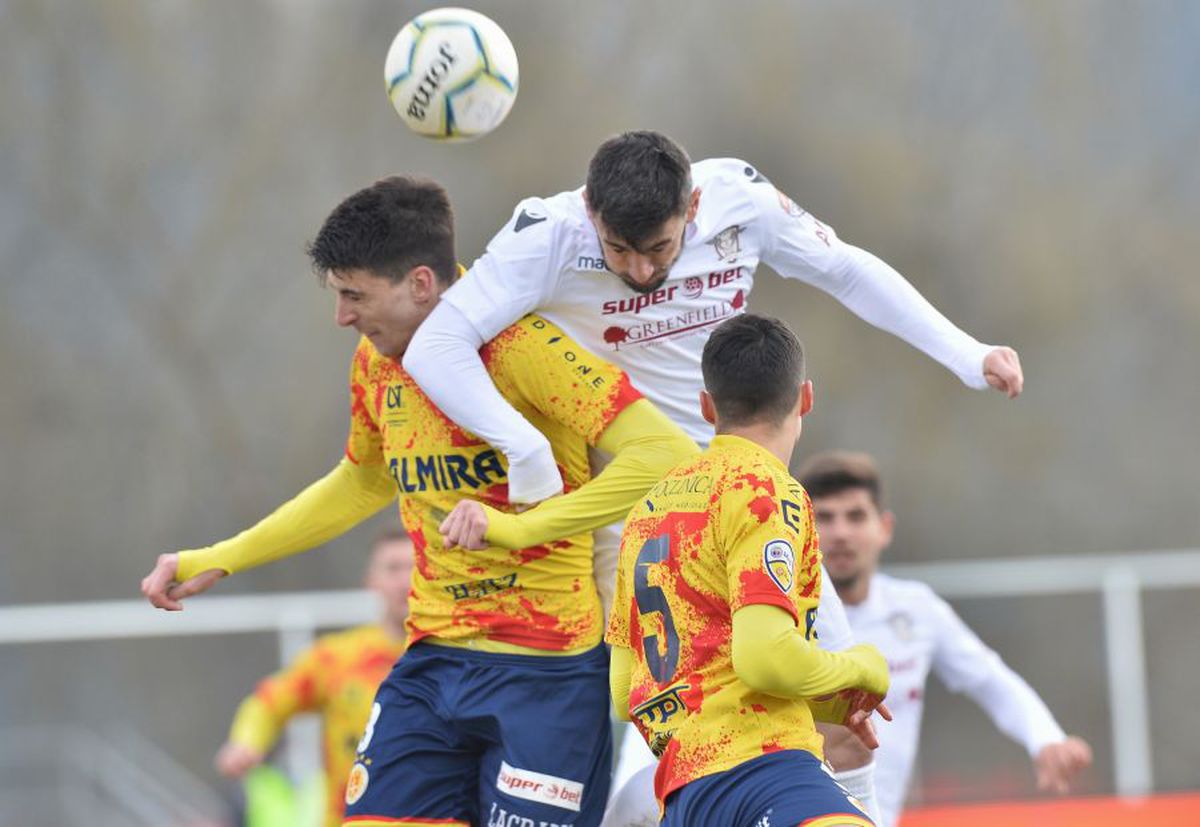 Cine zice că românii nu sunt inventivi? :D Fanii rapidiști le-au pus pamperși jucătorilor: „Nu vă mai c*cați pe voi, jucați fotbal pentru noi!"