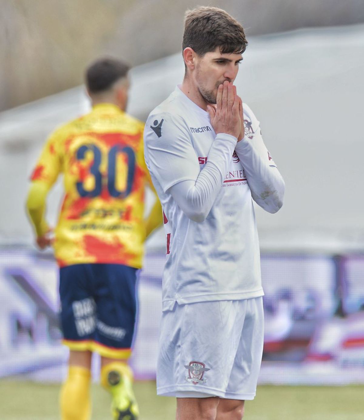 Cine zice că românii nu sunt inventivi? :D Fanii rapidiști le-au pus pamperși jucătorilor: „Nu vă mai c*cați pe voi, jucați fotbal pentru noi!"