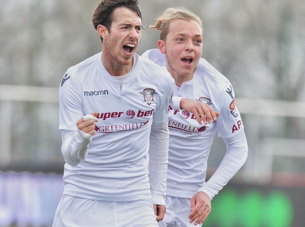 Cine zice că românii nu sunt inventivi? :D Fanii rapidiști le-au pus pamperși jucătorilor: „Nu vă mai c*cați pe voi, jucați fotbal pentru noi!"