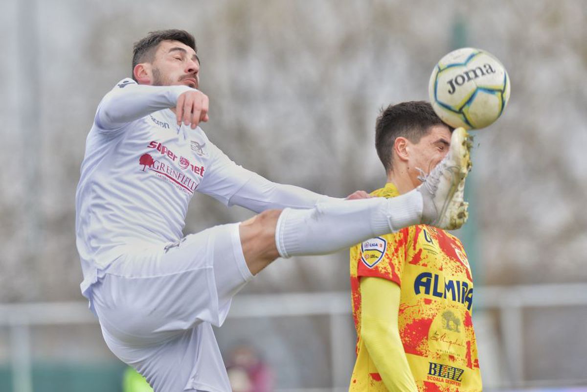 Cine zice că românii nu sunt inventivi? :D Fanii rapidiști le-au pus pamperși jucătorilor: „Nu vă mai c*cați pe voi, jucați fotbal pentru noi!"