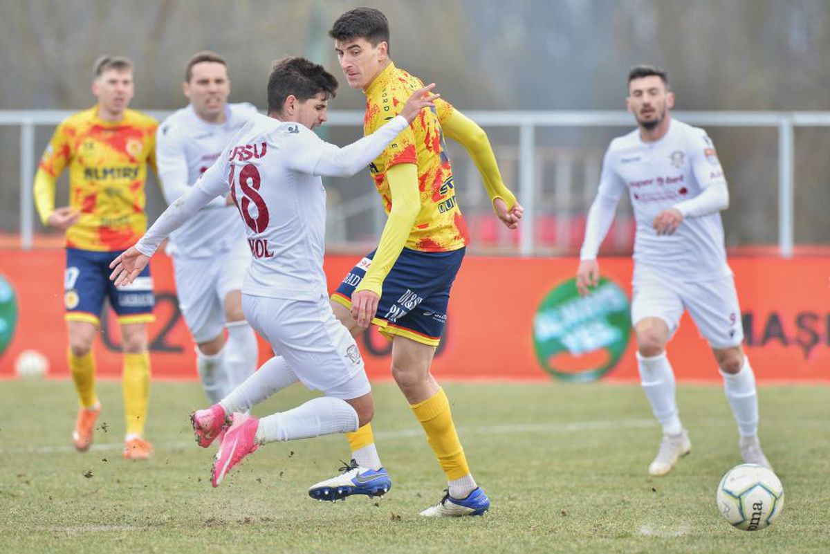 Cine zice că românii nu sunt inventivi? :D Fanii rapidiști le-au pus pamperși jucătorilor: „Nu vă mai c*cați pe voi, jucați fotbal pentru noi!"