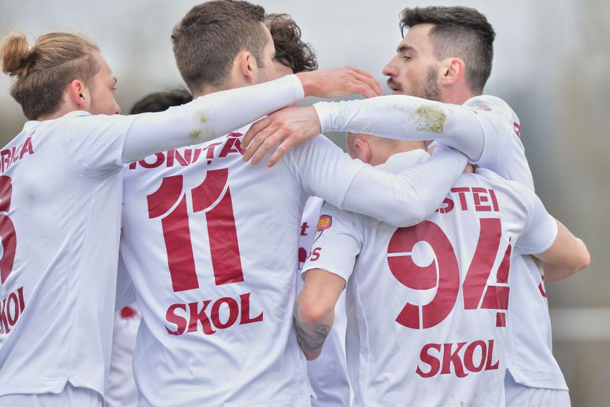 Cine zice că românii nu sunt inventivi? :D Fanii rapidiști le-au pus pamperși jucătorilor: „Nu vă mai c*cați pe voi, jucați fotbal pentru noi!"