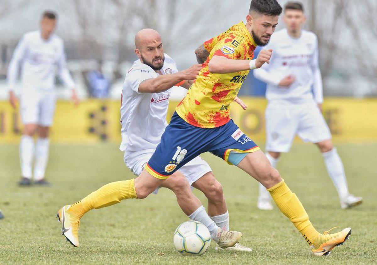 Cine zice că românii nu sunt inventivi? :D Fanii rapidiști le-au pus pamperși jucătorilor: „Nu vă mai c*cați pe voi, jucați fotbal pentru noi!"