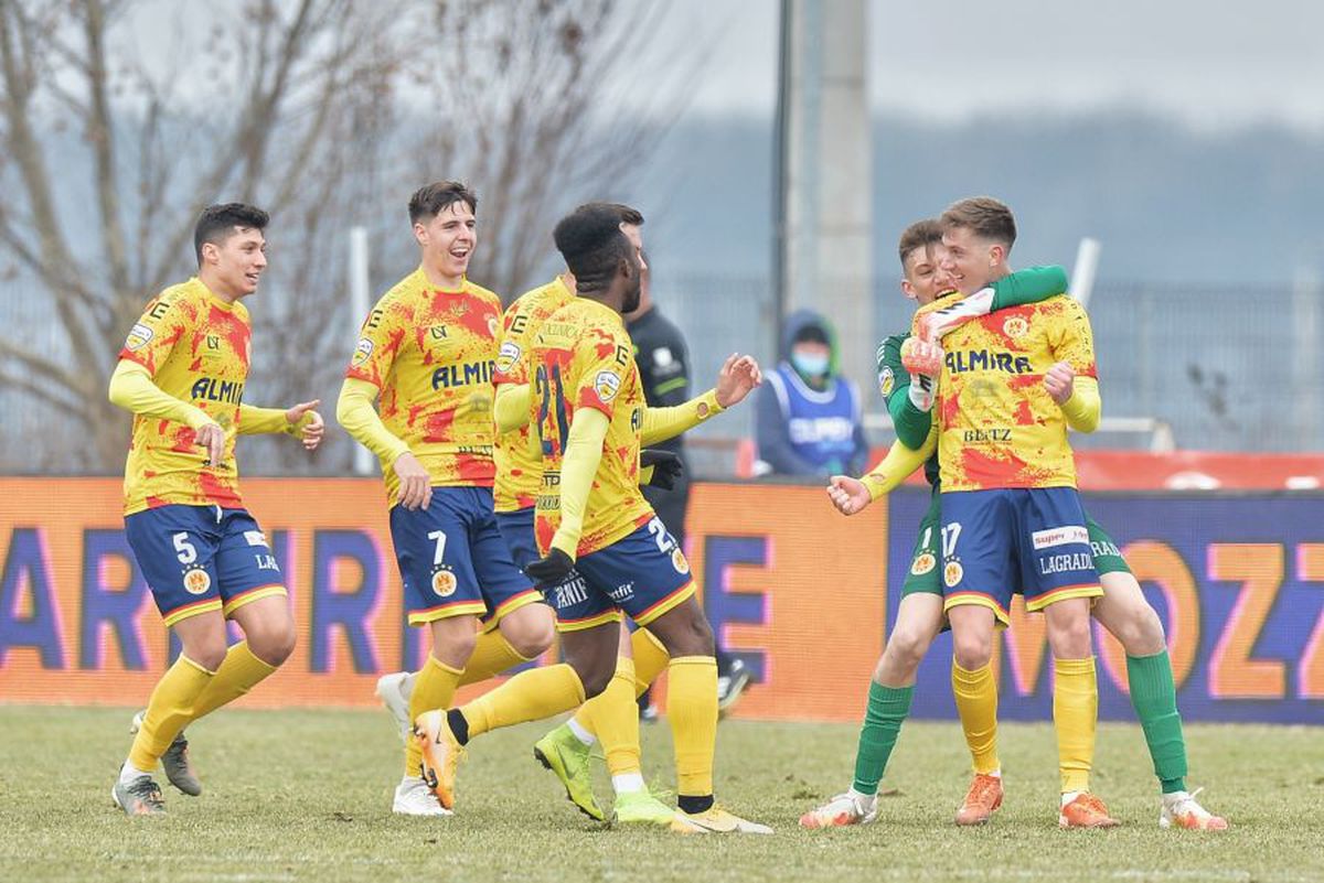 Cine zice că românii nu sunt inventivi? :D Fanii rapidiști le-au pus pamperși jucătorilor: „Nu vă mai c*cați pe voi, jucați fotbal pentru noi!"