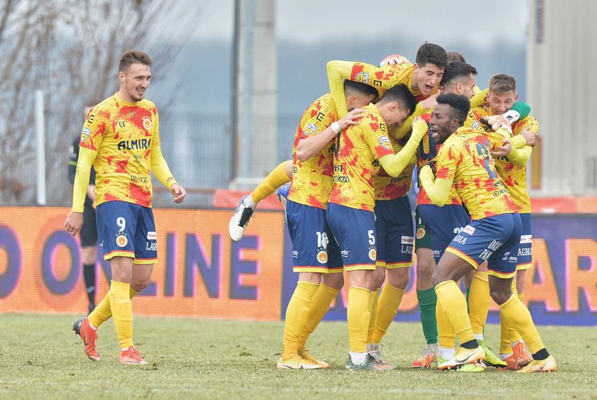 Cine zice că românii nu sunt inventivi? :D Fanii rapidiști le-au pus pamperși jucătorilor: „Nu vă mai c*cați pe voi, jucați fotbal pentru noi!"