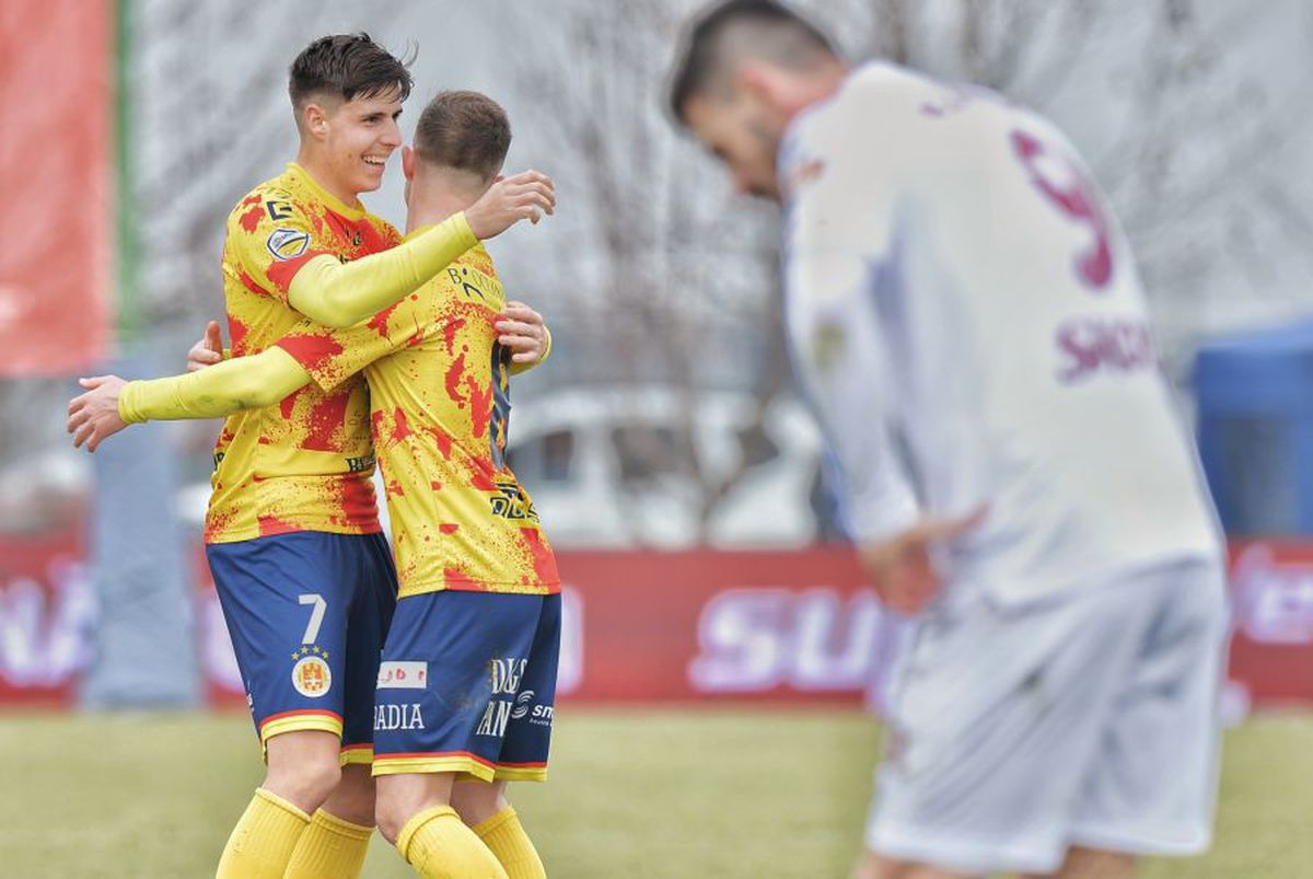 Cine zice că românii nu sunt inventivi? :D Fanii rapidiști le-au pus pamperși jucătorilor: „Nu vă mai c*cați pe voi, jucați fotbal pentru noi!"