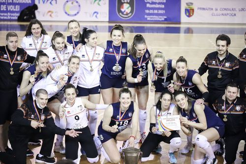 Poză cu trofeul pentru cea mai bună echipă din România FOTO FR Volei
