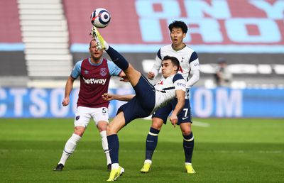 Criză de nervi în West Ham - Tottenham » L-a înjurat pe arbitru
