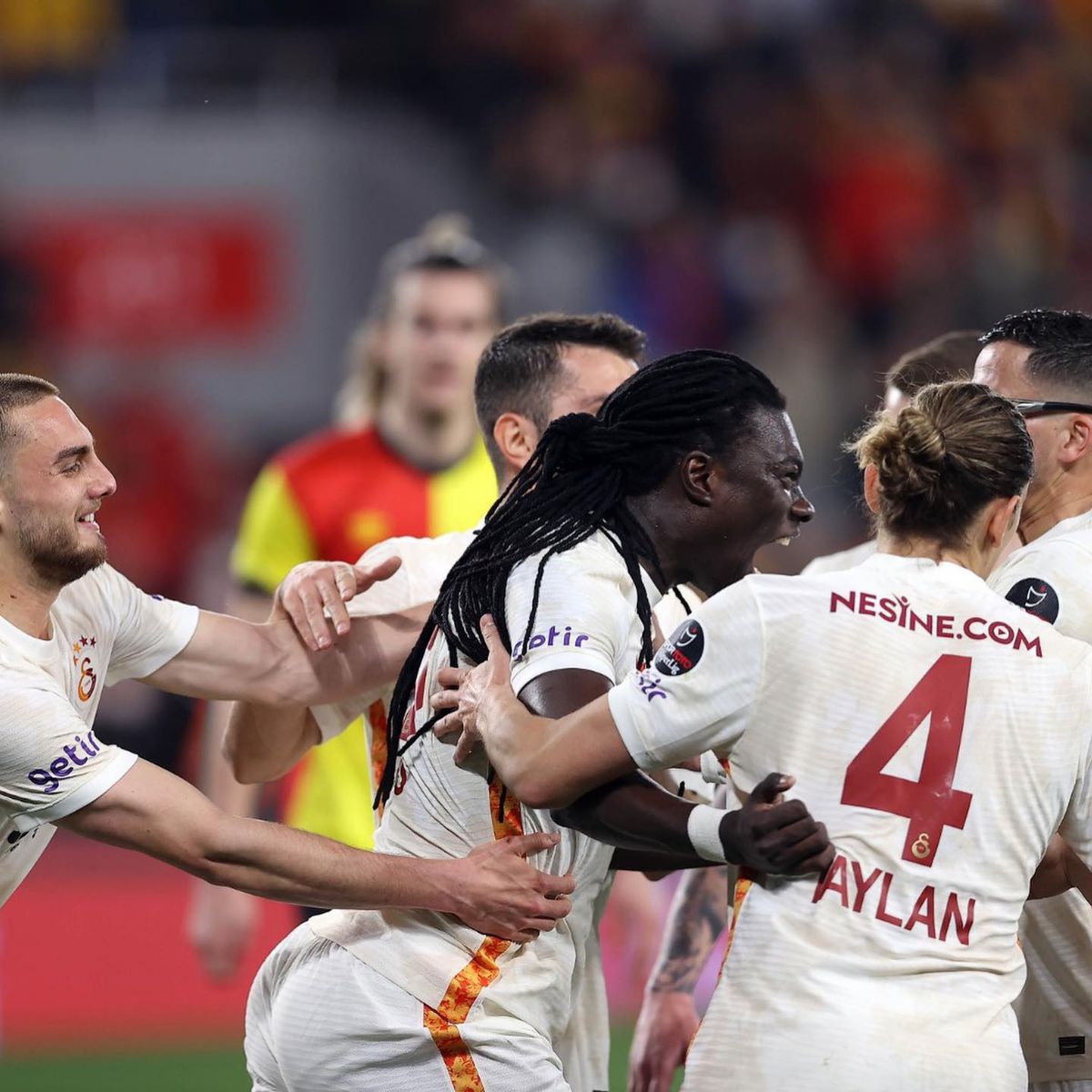 Cicâldău, martor la scene incredibile în Turcia » Jucătorii lui Galatasaray au fost scoși cu scutierii, după un meci cu 4 penalty-uri