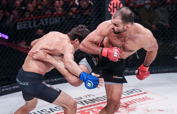 KO înfiorător în MMA! Lovitura care i-a rupt 5 coaste adversarului și l-a trimis direct pe masa de operație