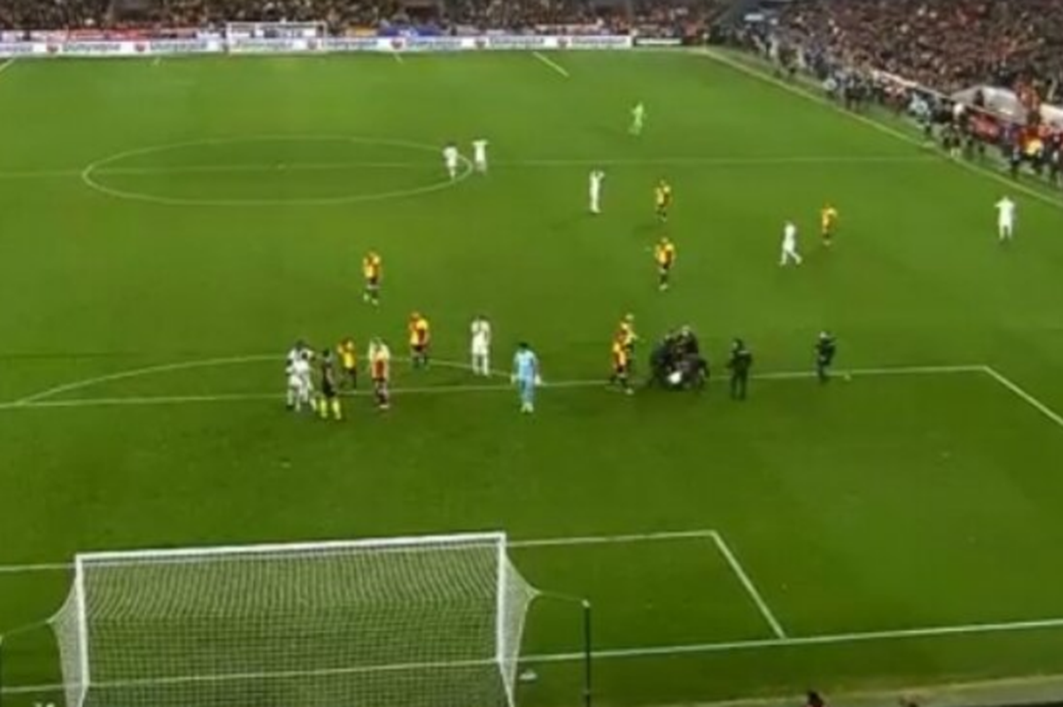 Cicâldău, martor la scene incredibile în Turcia » Jucătorii lui Galatasaray au fost scoși cu scutierii, după un meci cu 4 penalty-uri