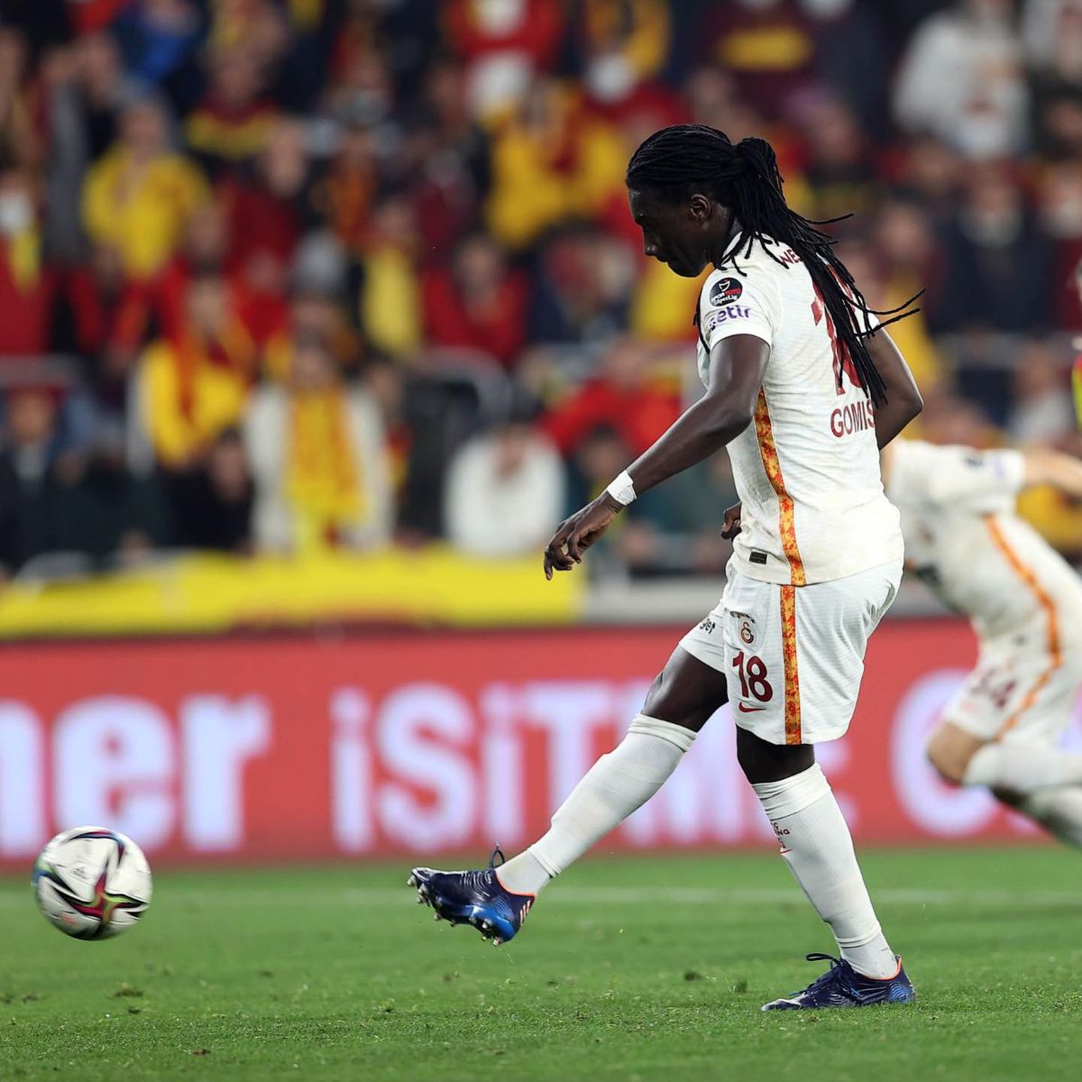 Cicâldău, martor la scene incredibile în Turcia » Jucătorii lui Galatasaray au fost scoși cu scutierii, după un meci cu 4 penalty-uri