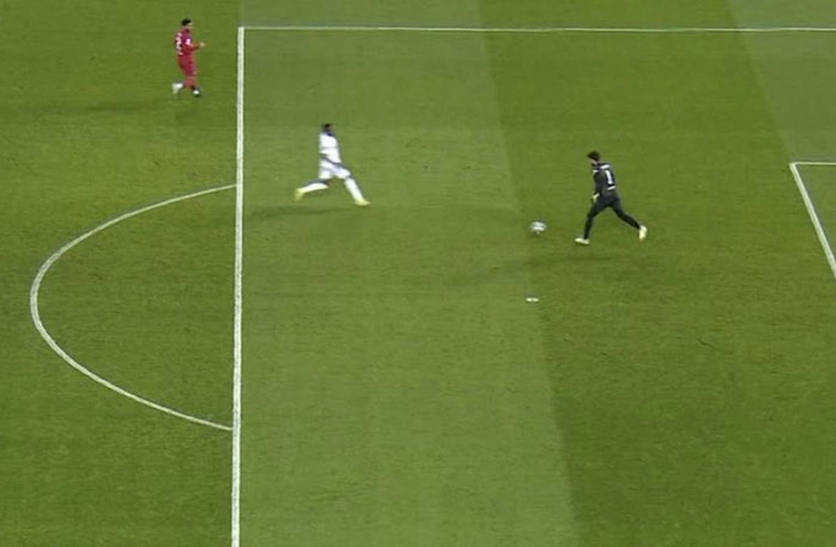 Ce gafe uluitoare în Liverpool - Real Madrid! Thibaut Courtois i-a făcut cadou golul lui Salah, sub privirile lui Kovacs » Alisson l-a „copiat” 20 de minute mai târziu