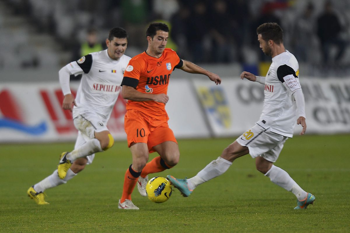 Un fotbalist cu peste 250 de meciuri în Liga 1 povestește două episoade uluitoare : „Aveam o piatră la rinichi de 1,6 cm, dar doctorii spuneau că mă doare spatele de la bătrânețe”