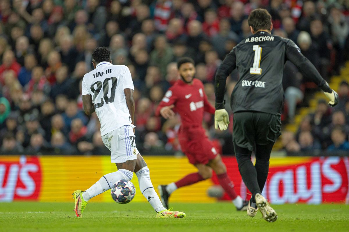 Ce gafe uluitoare în Liverpool - Real Madrid! Thibaut Courtois i-a făcut cadou golul lui Salah, sub privirile lui Kovacs » Alisson l-a „copiat” 20 de minute mai târziu