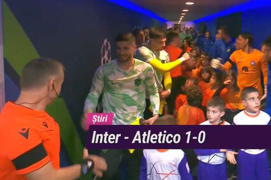 Horațiu Moldovan, salutând arbitrii români înainte de Inter - Atletico // sursă foto: captură Știri DigiSport
