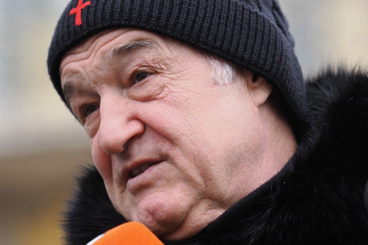 Gigi Becali, apariție inedită » Și-a asortat hainele cu tematică religioasă cu încălțăminte de fițe