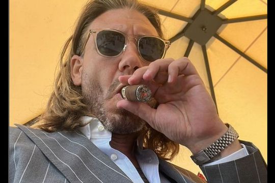 Fostul internațional danez Nicklas Bendtner (36 de ani) are propria emisiune TV în țara natală, denumită „Nicklas Pranker”. Ipostazele în care ajunge „Lordul” sunt savuroase.