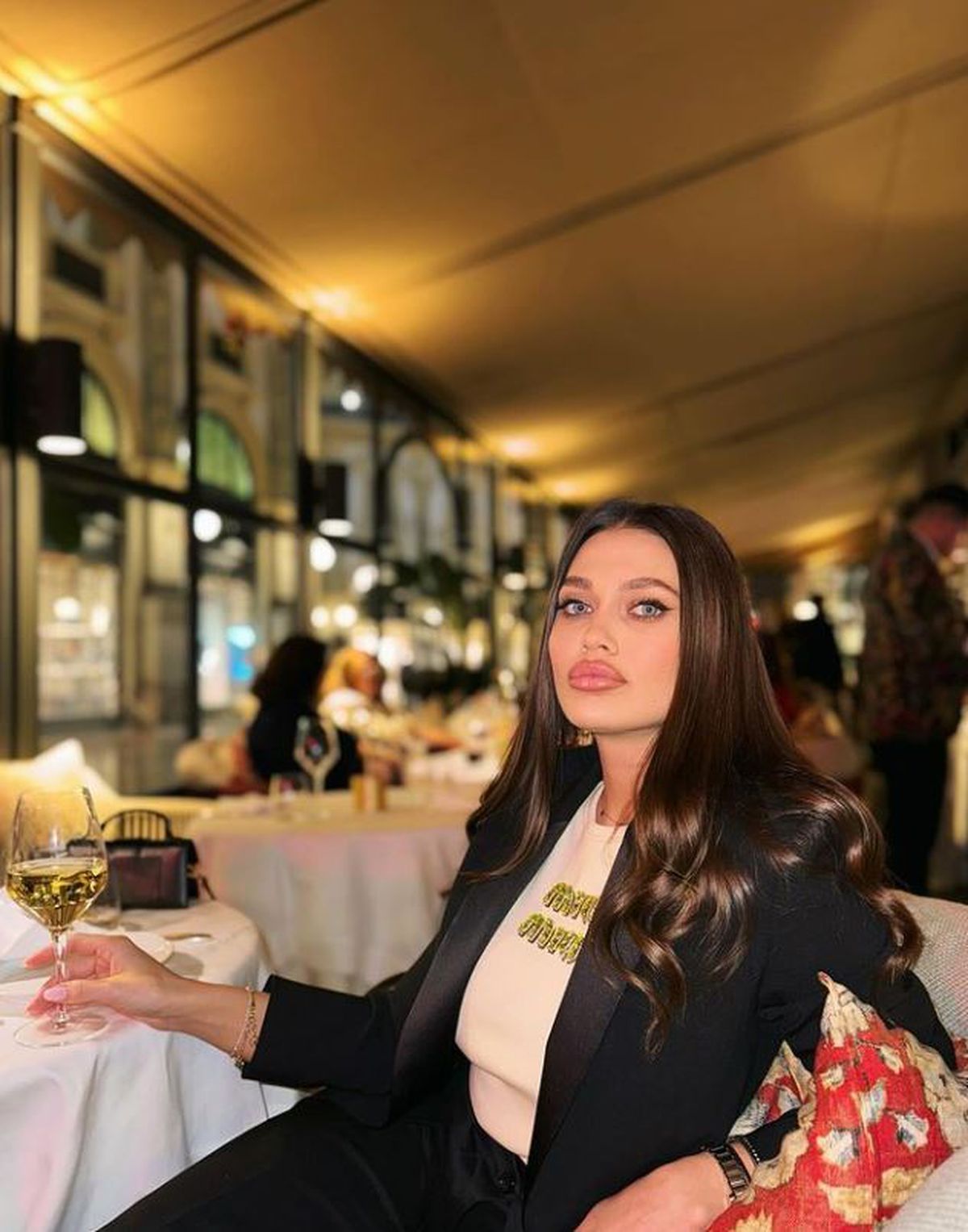 Cu ce se ocupă „Angelina Jolie de România”, femeia care i-a frânt inima lui Mititelu jr.: „Cu asta te lauzi?”