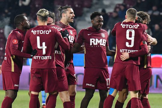 Philip Otele (numărul 17), în tricoul lui CFR Cluj