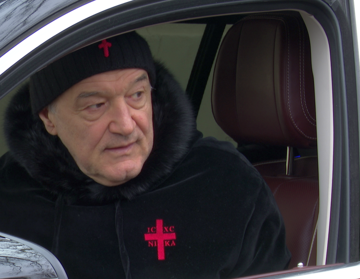 Gigi Becali, apariție inedită » Și-a asortat hainele cu tematică religioasă cu încălțăminte de fițe