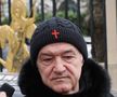 Gigi Becali, apariție inedită » Și-a asortat hainele cu tematică religioasă cu încălțăminte de fițe