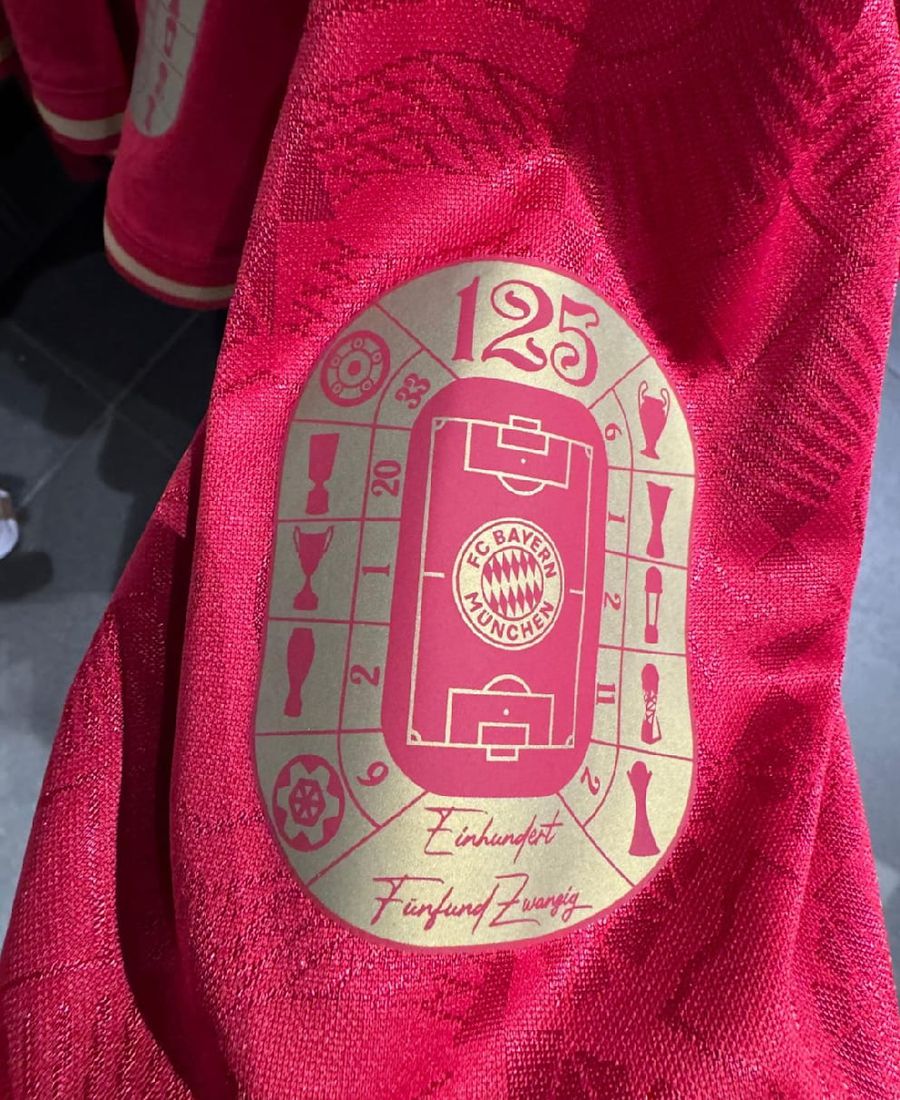 Emblema specială de pe umărul tricoului aniversar Magazinul online al lui Bayern s-a „prăbușit” sub povara cererilor! Cum arată tricourile aniversare