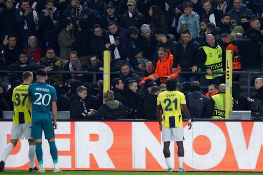 Jucătorul lui Fenerbahce, Osayi, discută cu spectatorii care l-au jignit